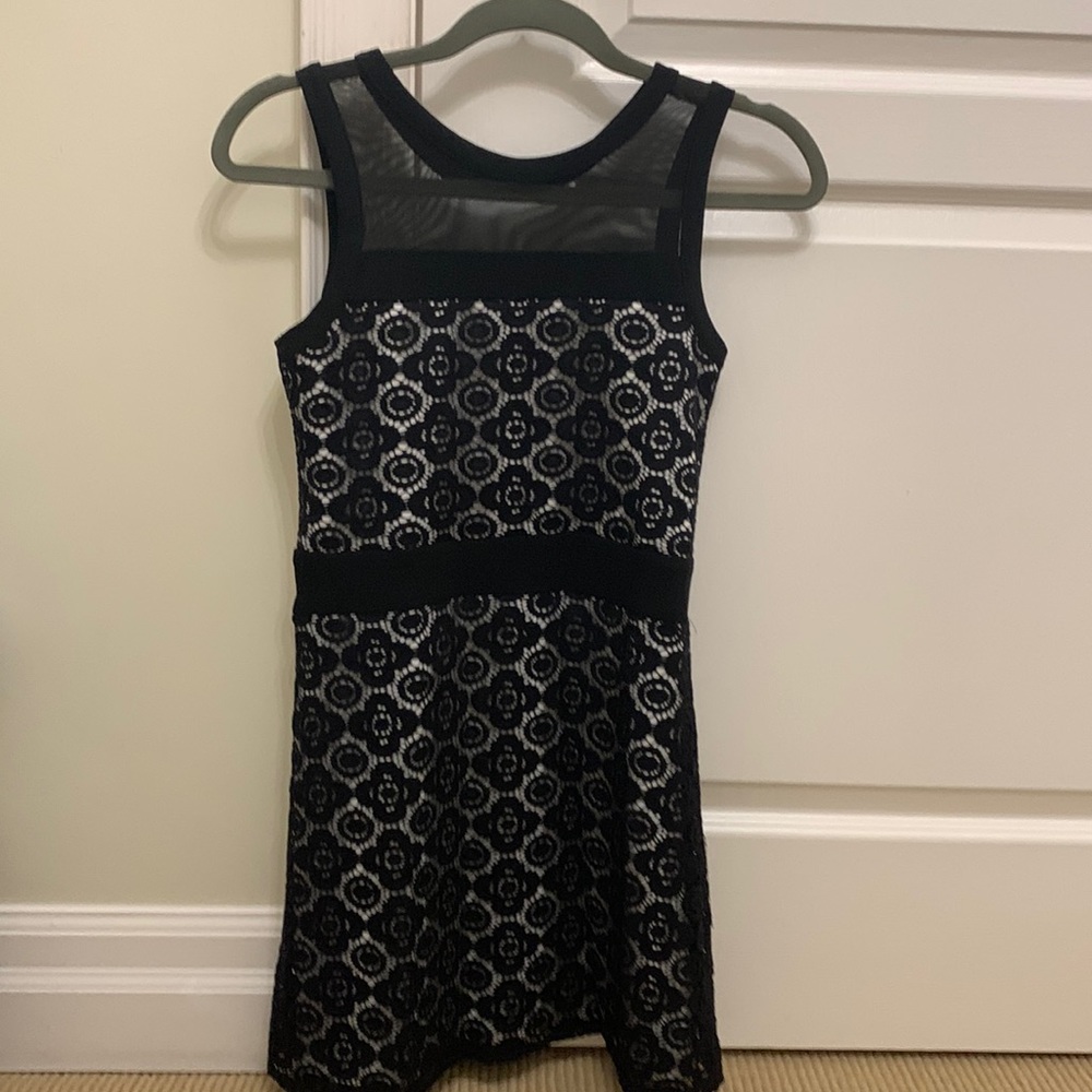 Dress • cute/ formal • black and white designed •